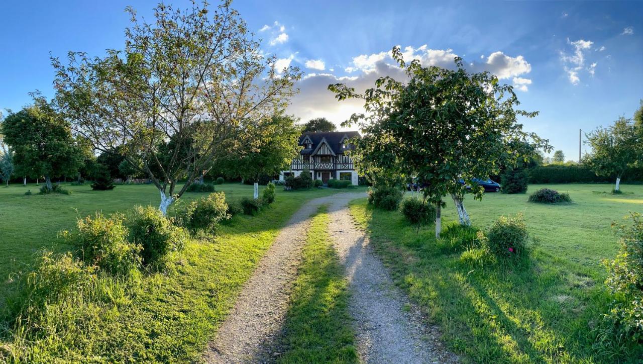 Manoir Melphil Bed and Breakfast Saint-Étienne-la-Thillaye Exteriör bild